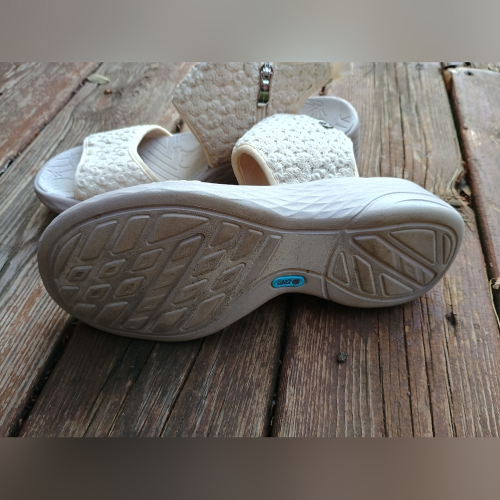 BZees Womens Size 10M Wedge Crochet Accent Jessie Cream Sandal - Picture 5 of 8